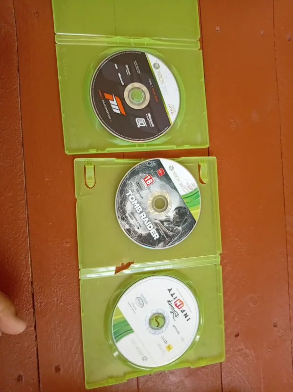 XBOX 360 180 GBli HDD bilan 2 XBOX 360 180 GBli HDD bilan 2
