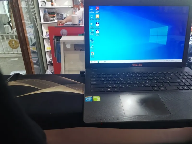Noubook sotiladi Asus