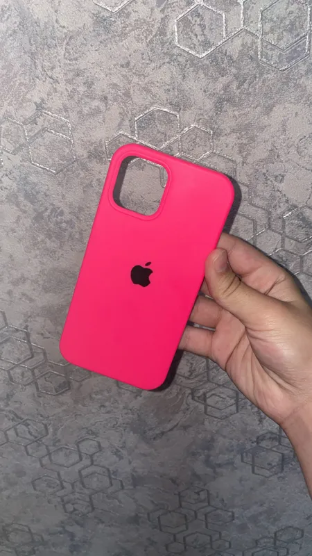 Чехол на iPhone 12Pro силиконовый в ярком оттенке)