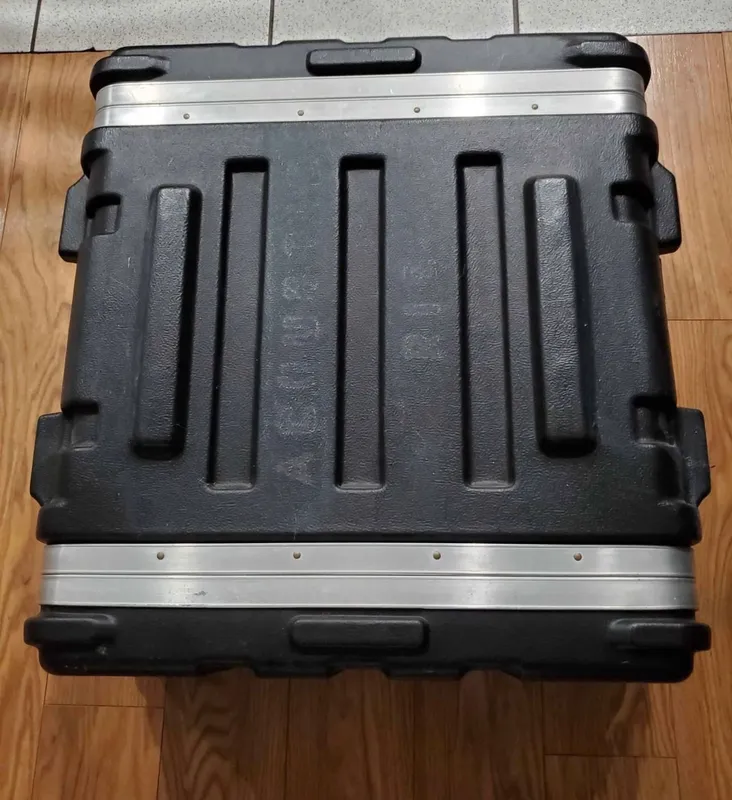 SKB 4 space rackmount case