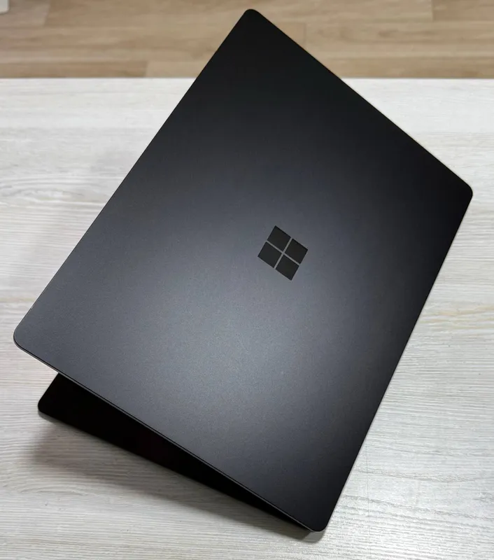 Surface Laptop 5 13.5” 2K Core i5-1245U 16/512GB 4 Surface Laptop 5 13.5” 2K Core i5-1245U 16/512GB 4