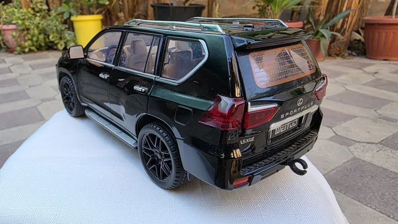 модель LEXUS LX 570 масштаб 1:18 — фото 1