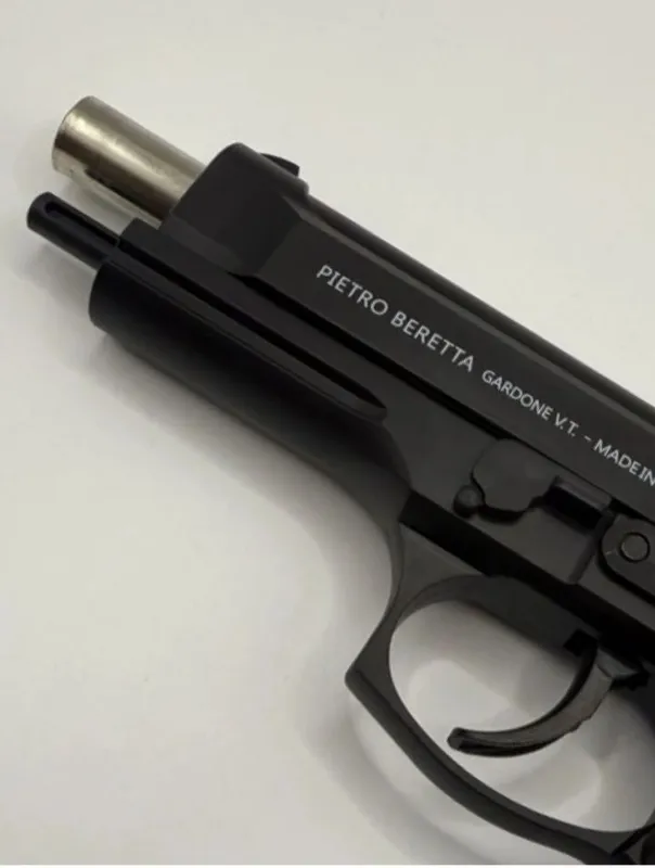 O'yinchoq realistik ko'rinishga ega to'pponcha beretta