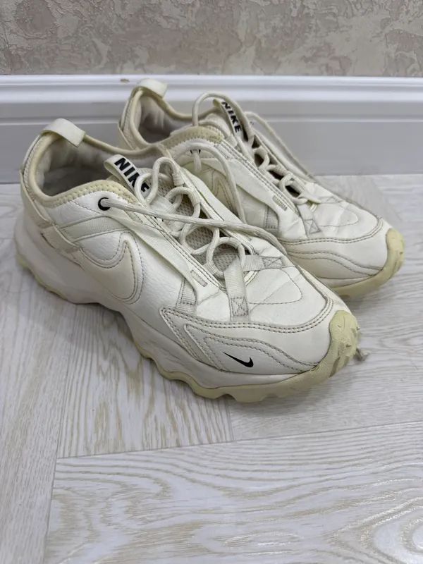 Оригинальные женские кроссовки Nike 39 размер