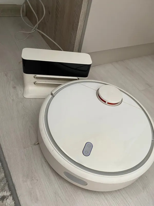 Продам робот-пылесос Xiaomi Mi Robot Vacuum Cleaner 1S