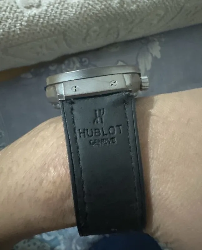 Hublot soat mexanika mexanizimi ishdan chiqganligi sababli sotilyabdi 2