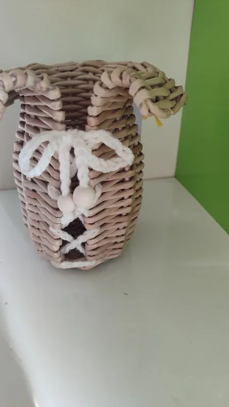 Плетёный кувшин со шнуром для цветов.