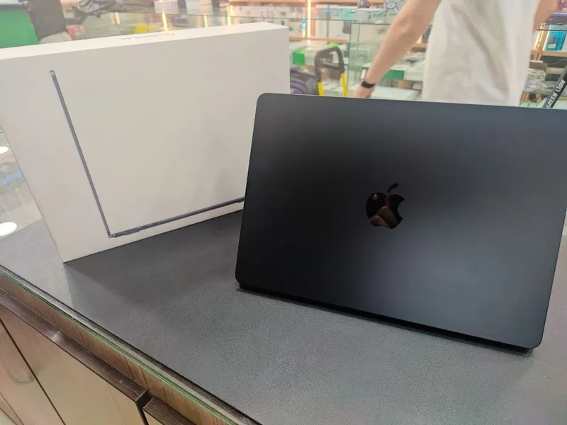 Apple MacBook Air 13" (M4) 1 Apple MacBook Air 13" (M4) 1