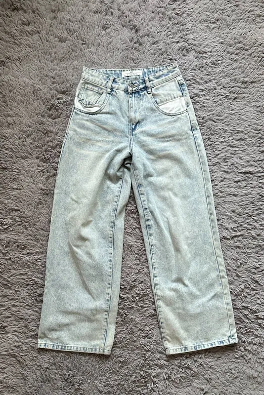 Jinsilar, och rangli oqartirilgan denim. 1