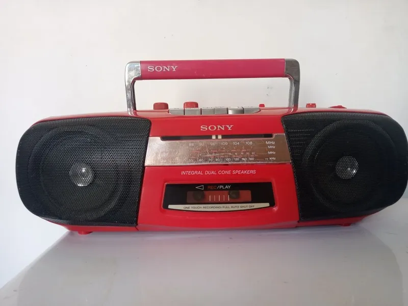 Магнитола SONY работают FM есть