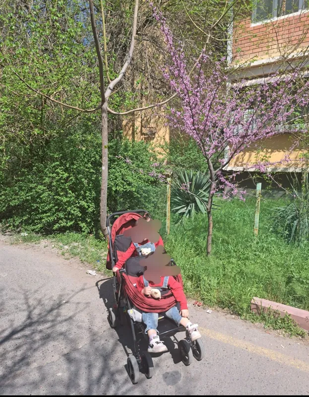 Egezey Kolyaska sotiladi, juda udobno Egezey Kolyaska sotiladi, juda udobno