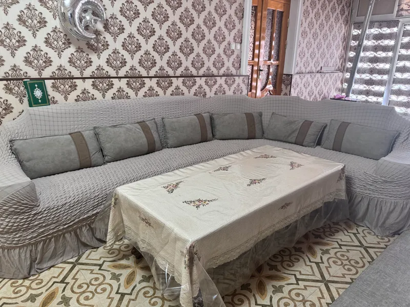 Burchakli divan + 6 ta yostiq, 2 ta pufik, stol sovg‘a, chexol 2