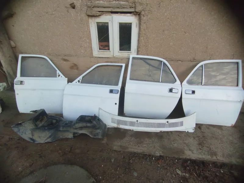 Volga eshiklar orqa kapot tarpeda Volga eshiklar orqa kapot tarpeda