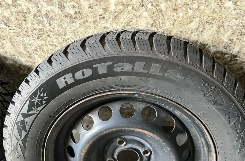 Зимние шины Rotalla, новые, использовались 1 неделю, 205/65/R15 2 Зимние шины Rotalla, новые, использовались 1 неделю, 205/65/R15 2
