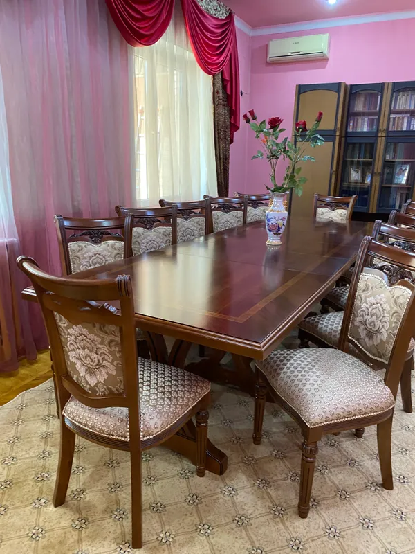 Продаётся роскошный гостиный стол и 12 стульев