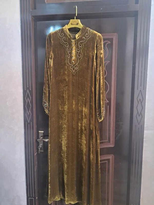 Hashamatli ipak ko’ylak, toshlar bilan bezatilgan (38-40 razmer) narxi 1 Hashamatli ipak ko’ylak, toshlar bilan bezatilgan (38-40 razmer) narxi 1