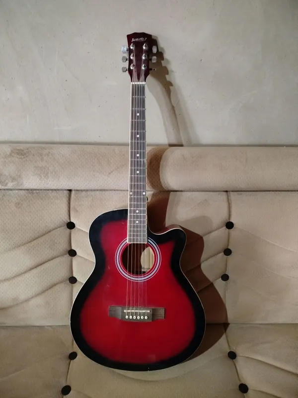 Gitara sotiladi yangi hali chalinmagan rangi qizil