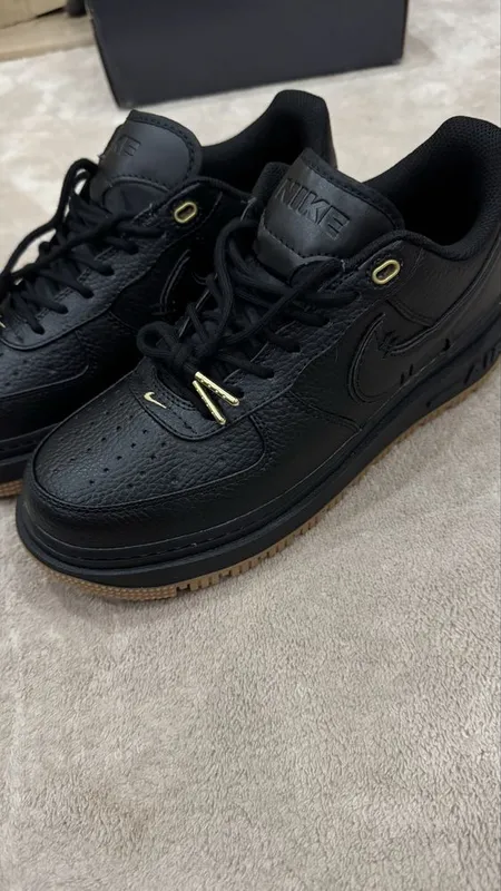 Nike Air Force ( черного цвета ).