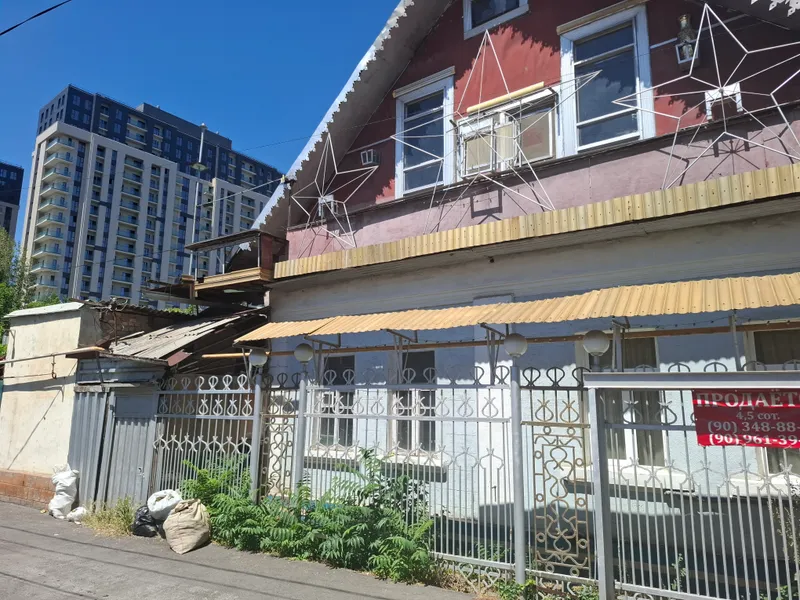 Продаётся 3 кирпичных дома,4.5 сот.Мирабадский р-н 1 Продаётся 3 кирпичных дома,4.5 сот.Мирабадский р-н 1