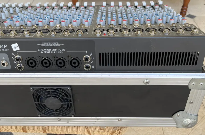 CARVIN C1644P активный микшер 1200 ватт 6 CARVIN C1644P активный микшер 1200 ватт 6