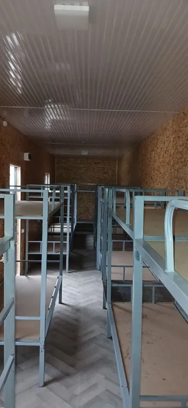 12 metrli konteyner domik krovatlari bilan 2