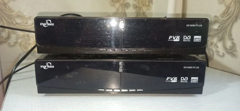 Продается тюнер STAR TRACK SR 9090 PLUS 2-штуки. Продается тюнер STAR TRACK SR 9090 PLUS 2-штуки.