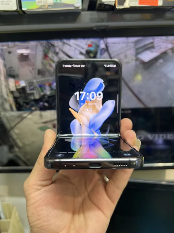 Samsung Z Flip4 — фото 4