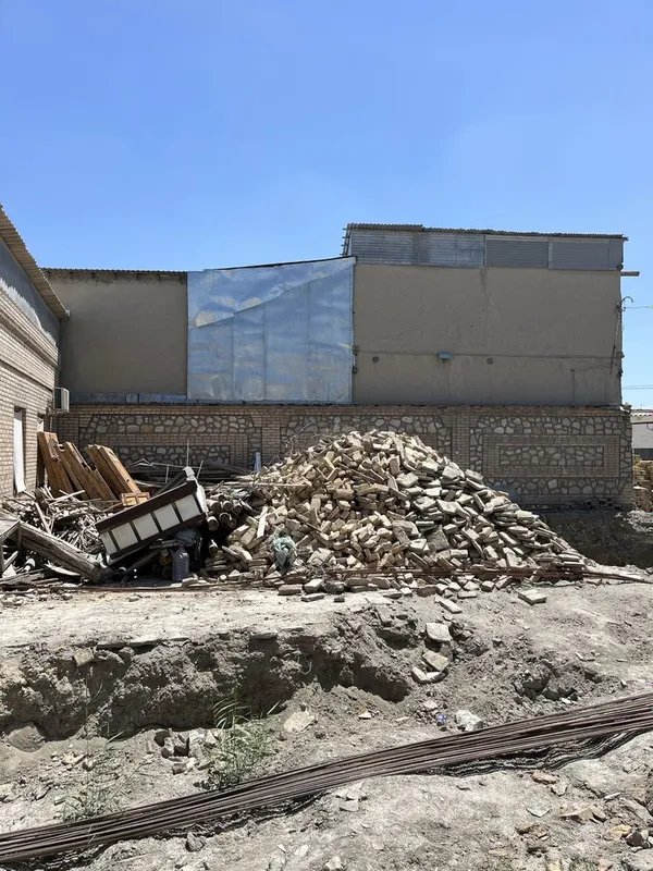 Uyni buzib berish sharti bilan narsalarini tekinga beramiz