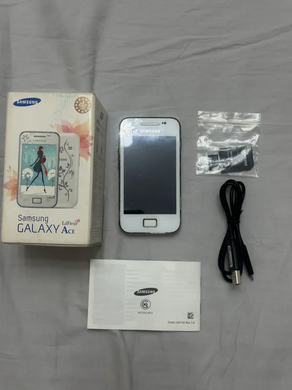 Samsung Galaxy Ace La Fleur (GT-S5830 modeli) 1 Samsung Galaxy Ace La Fleur (GT-S5830 modeli) 1
