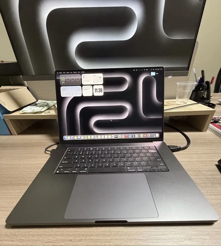 Macbook pro m4 pro 16 dyum
