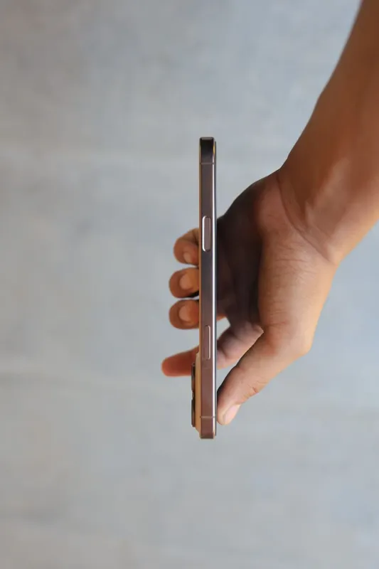 Iphone 16 pro max sotiladi 6