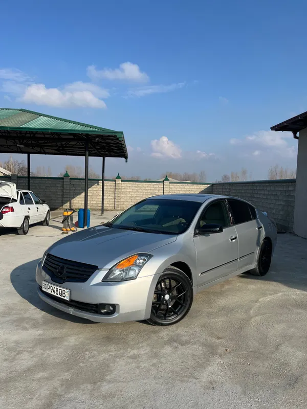 Nissan altima sotiladi