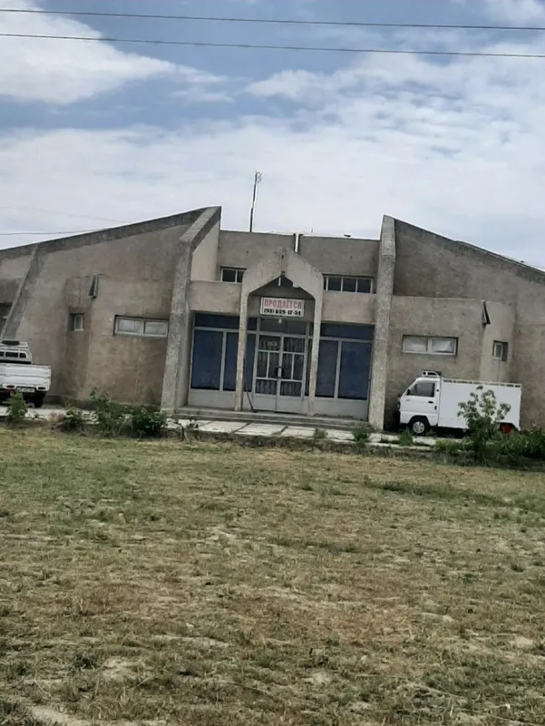 Ишлаб чикариш, турар жойга мослашган бино ери билан сотилади