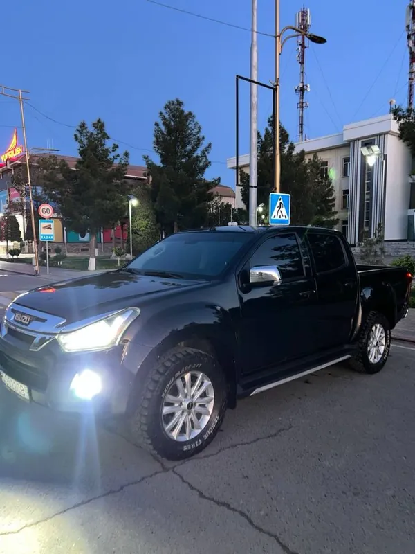 Isuzu d max sotiladi 2023 yil