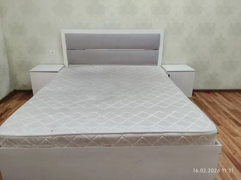 двуспальная кровать практически новая с тумбами