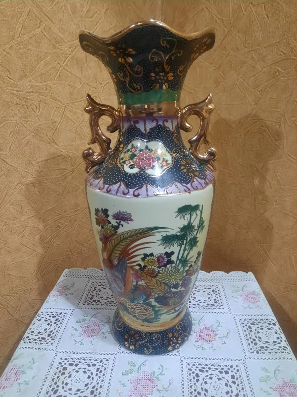 Очень красивая, роскошная фарфоровая, китайская ваза, декорирована ажу