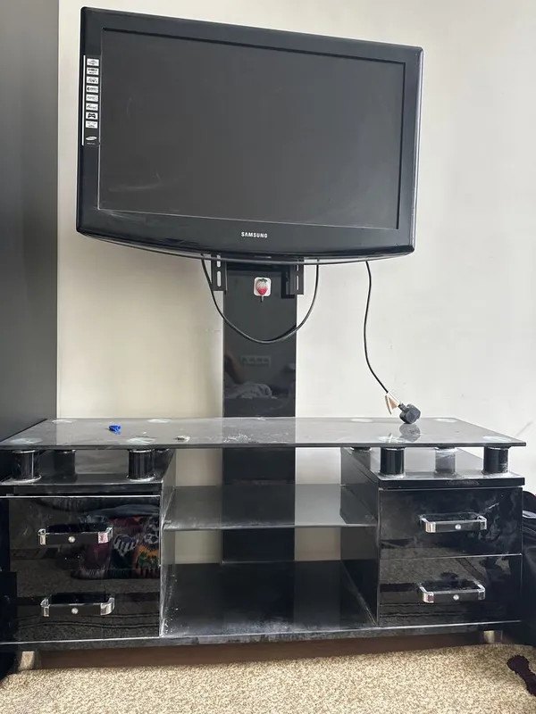 Televizor Patstafkasi Bilan 1 Televizor Patstafkasi Bilan 1