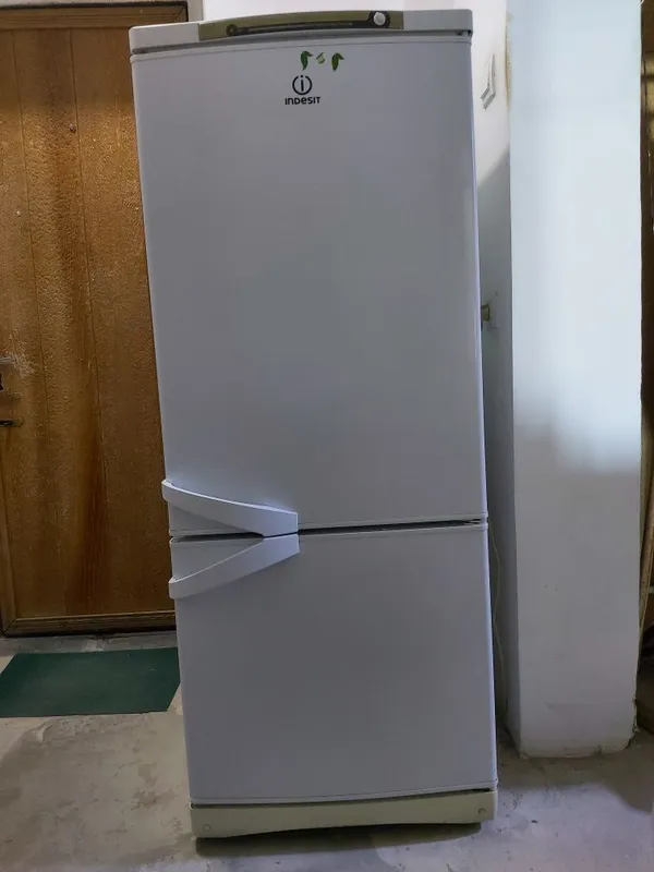 Продаю холодильник Indesit 1 Продаю холодильник Indesit 1