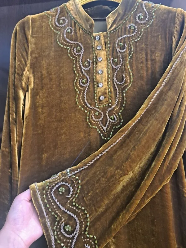 Hashamatli ipak ko’ylak, toshlar bilan bezatilgan (38-40 razmer) narxi 3 Hashamatli ipak ko’ylak, toshlar bilan bezatilgan (38-40 razmer) narxi 3