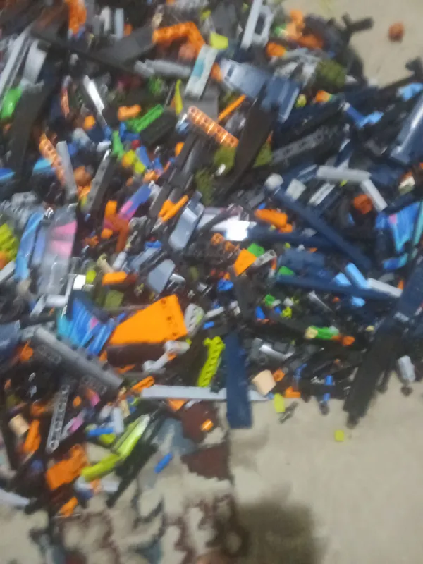 lego sotiladi donasi 3000 dona detall bor ichida..