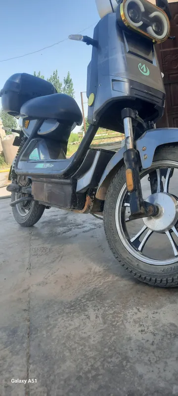 skuter sotiladi naxt 30000 bolsa beriladi