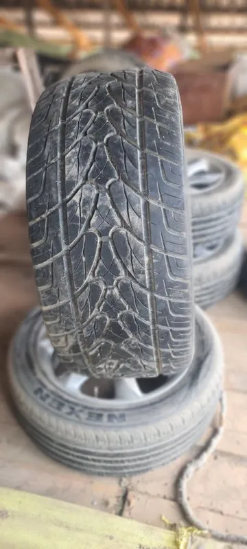 Li9 shina 295/40R20 106 V 2