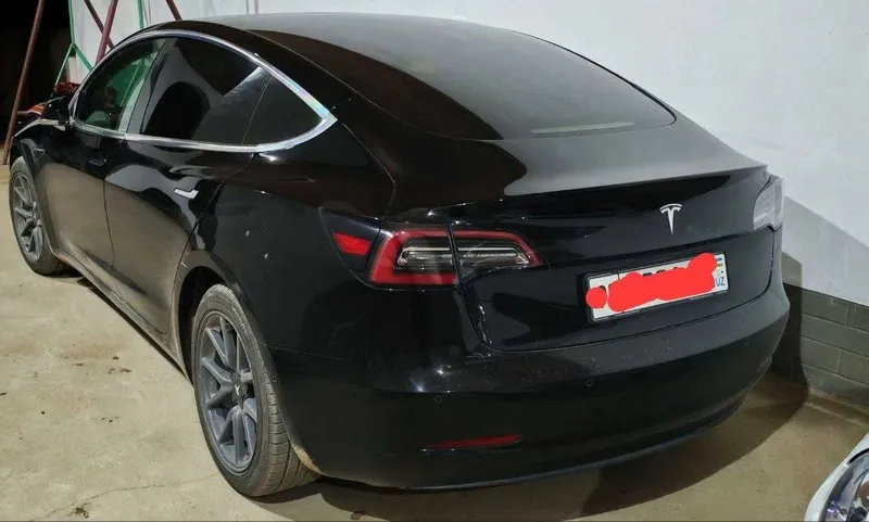 Tesla model 3 Holati ideal to`la zaryad bilan 450km yuradi — фото 2
