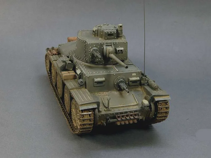 Сборная модель-Германский танк Pz.Kpfw 38(t) Ausf A-D-G "PRAGA" 1:35 — фото 2