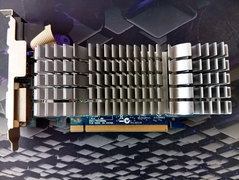 ASUS Video Karta Sotiladi