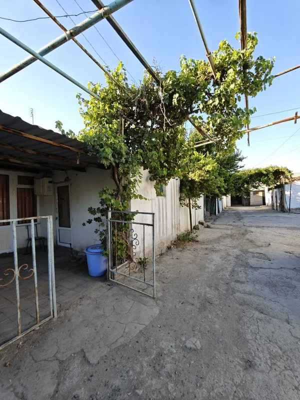 Kichik hovli sotiladi
