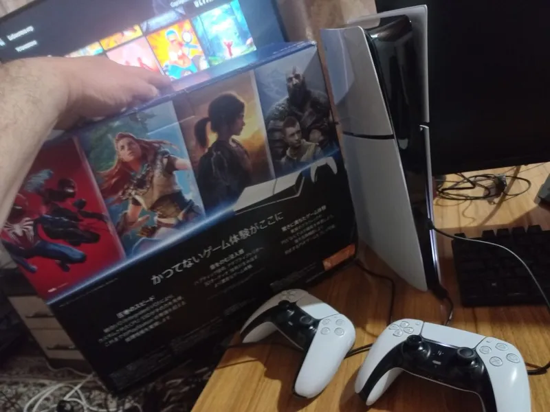 PS5 slim karobka bor ideal holati 2 ta original djoystik o'yinlar bor. — фото 1