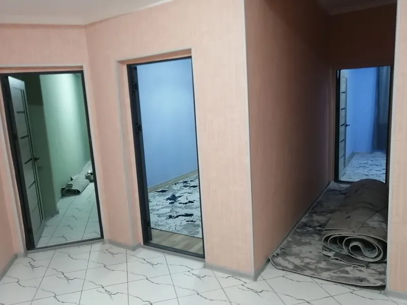 БЕЗ МАКЛЕР 3 хоналик дом ижарага берилади. 7 каватда. Бектемирда — фото 6