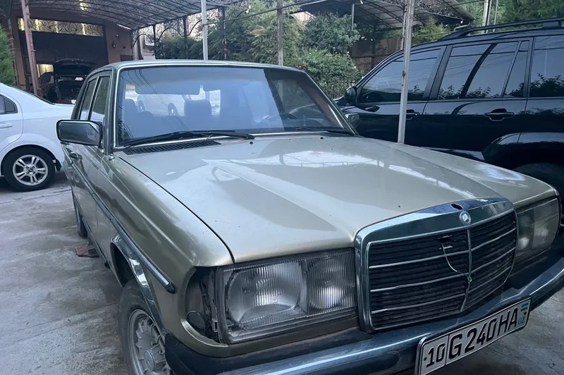 Mercedes-Benz E 200 2 Mercedes-Benz E 200 2