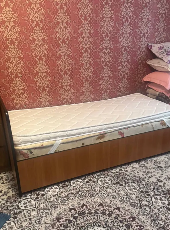 Кровать с подматрасником
